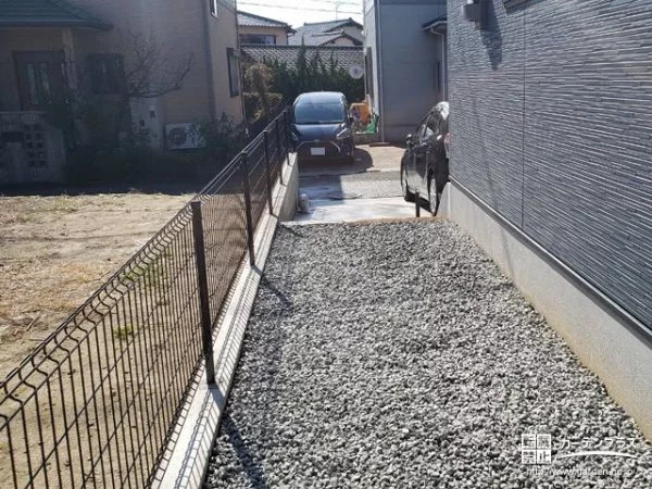 雑草対策をした犬走り