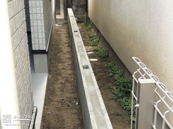 敷地境界になるフェンスの基礎ブロック設置工事 No ブロック塀 囲いの施工例 外構工事のガーデンプラス