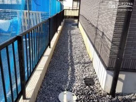 雑草対策と境界フェンスを設けた犬走り[施工後]