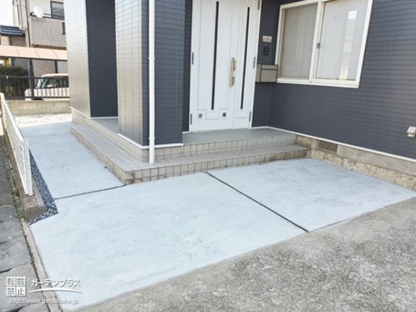 玄関アプローチを均一に整える土間コンクリート打設工事 No 154 玄関アプローチの施工例 外構工事のガーデンプラス