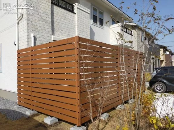 木目調フェンスをプラスして目隠し効果とデザイン性を高めるガーデンリフォーム