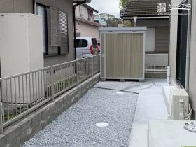 物置まで広がるコンクリートテラス[施工後]