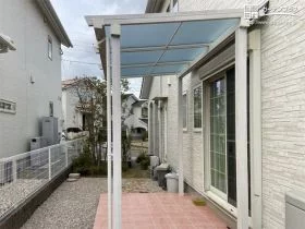 独立タイプながら雨の降りこみを軽減するテラス屋根[施工後]