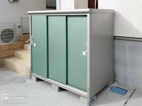 3枚扉仕様で棚板の設置バリエーションが豊富な小型物置[施工後]