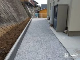 花壇スペースと犬走りに分けた土留め