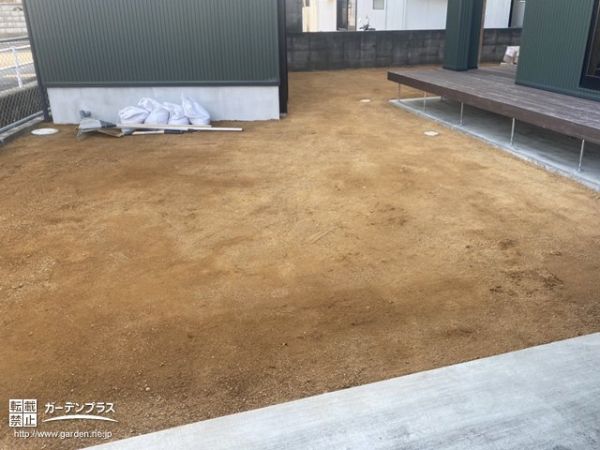 人工芝の下地として活用できるお庭の真砂土敷設工事 (No.15970