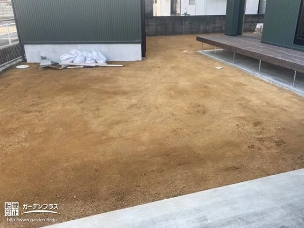 人工芝の下地として活用できるお庭の真砂土敷設工事