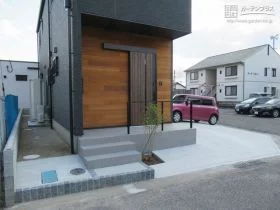 道路との高低差をすっきり収めたアプローチ[施工後]