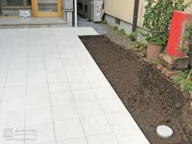 シンプルな花壇への客土敷きと犬走りの雑草対策[施工後]