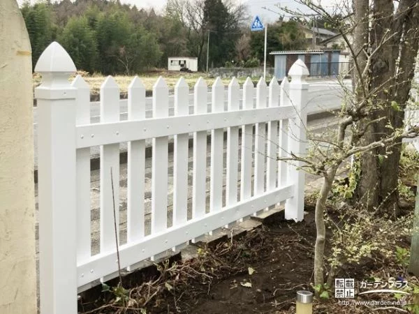 道路との半目隠しにもなるフェンス