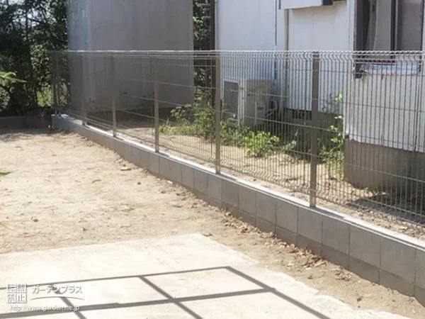 No.16050 隣家との距離感を大切にできる境界フェンスの設置工事