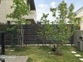 植栽の緑を引き立てるダークカラーのフェンス