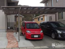 アプローチも覆う大きな屋根のカーポート[施工後]