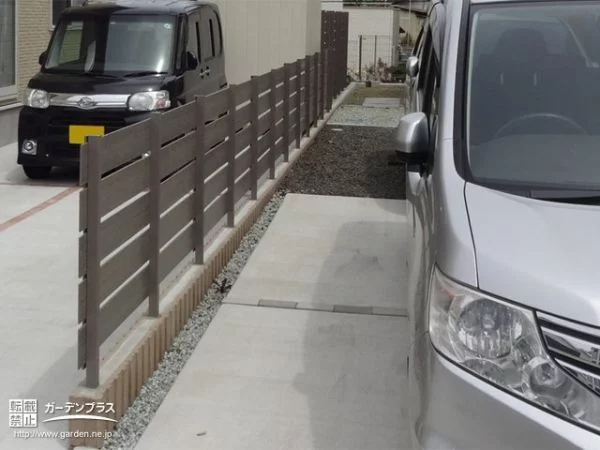 駐車スペースの境をわかりやすくする境界・目隠しフェンス
