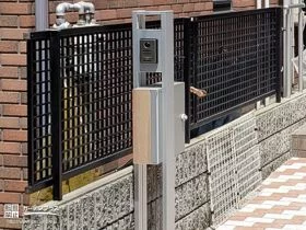 アプローチを広々使えるスッキリとした佇まいの機能門柱[施工後]