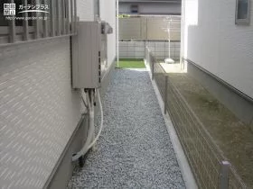 雑草対策に建物まわりを砂利敷きの犬走りに