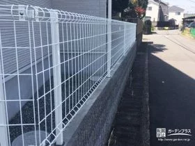 お住まいをしっかりガードする軽やかな印象のハイグリッドフェンス[施工後]