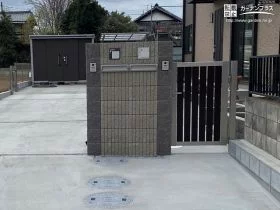アプローチと建物まわりを区切る門扉や門柱[施工後]