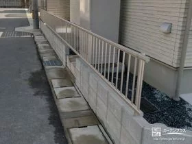 道路沿いの犬走り