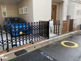 駐車スペースに伸縮ゲートを設置