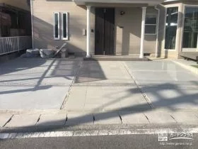 質感に違いを持たせたアプローチと駐車スペース[施工後]