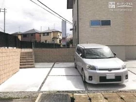 主庭やアプローチへの階段を設けた駐車スペース[施工後]