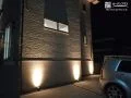 夜間は建物をライトアップ