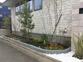 目隠しをしながら華やかに建物を彩る植栽スペース[施工後]