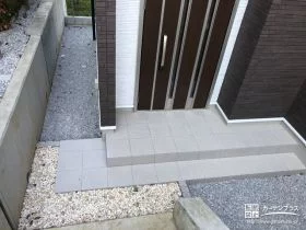 一部に化粧砂利を使ったアプローチ[施工後]