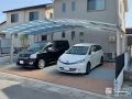 大きなカーポートと2色に色分けした駐車スペース