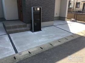 機能を集約したモダンなアルミ門柱