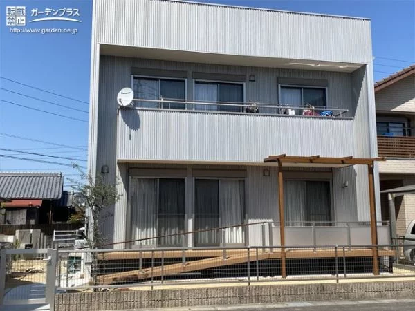 建物への通路となる大きなウッドデッキ