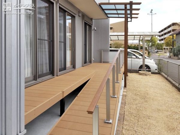 車椅子のご家族にも優しいスロープ付きウッドデッキ設置工事 (No.16373