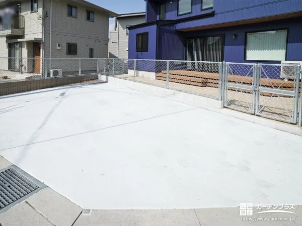 アメリカンフェンス×土間コンクリートでおしゃれにまとめた駐車スペース