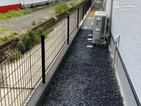 目の届きにくい犬走りに設置した境界フェンス