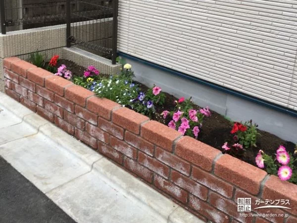 道路沿いを彩る植栽スペースに