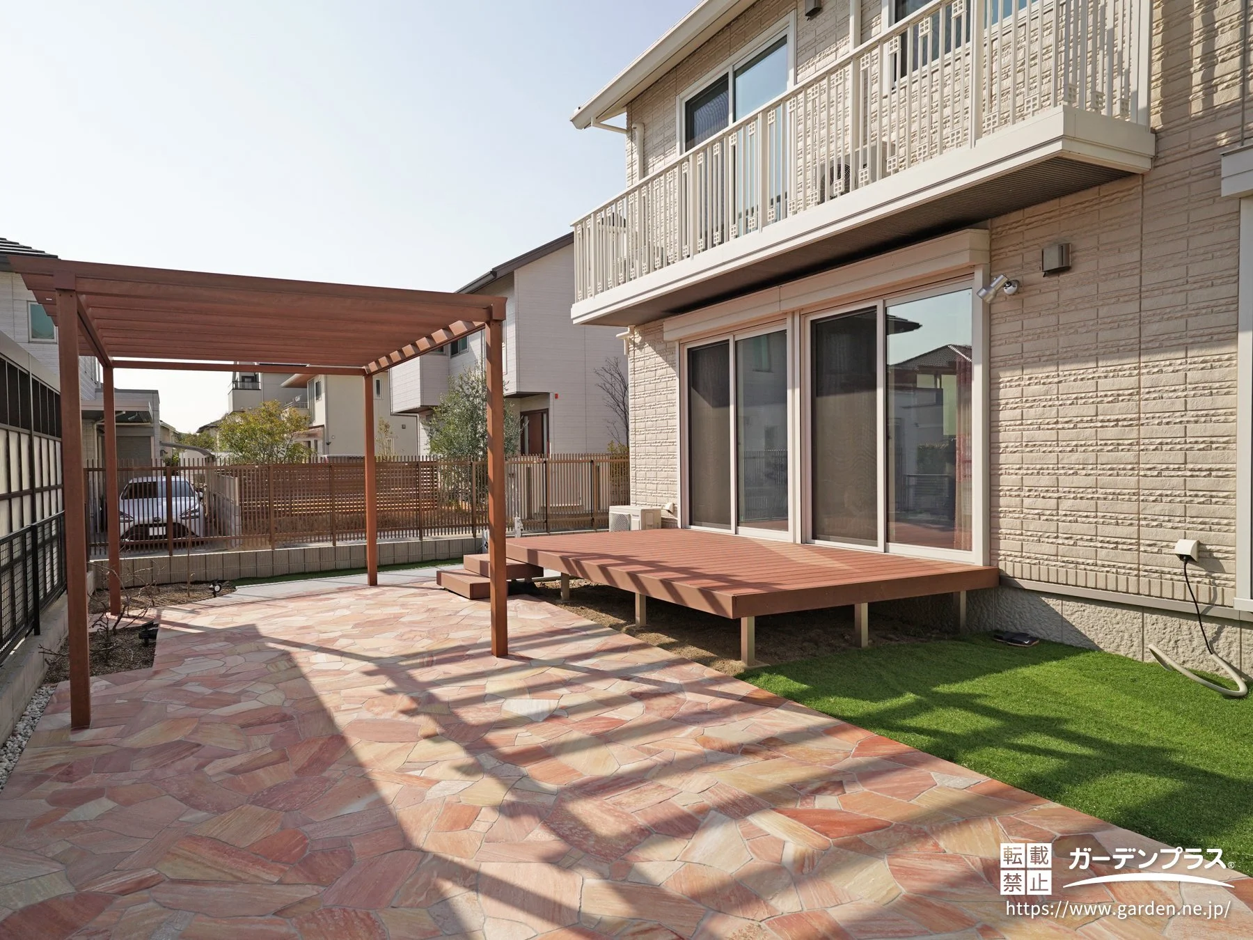 上品なピンクの乱形石とパーゴラが主役のガーデンリフォーム工事 (No