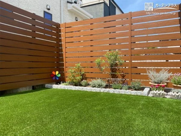 人工芝と目隠しフェンスの明るい彩りに囲まれたお庭工事
