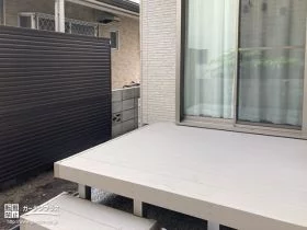 モダンな建物にも似合うグレートーンのウッドデッキ[施工後]