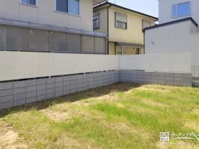 明るい印象に仕立てた目隠しフェンス[施工後]