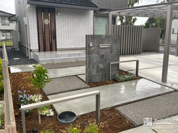 金属製エクステリアに植栽の緑が映えるモダンな新築外構 (No