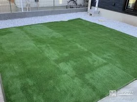 緑が鮮やかな人工芝のお庭[施工後]