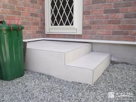 勝手口のモルタルステップ