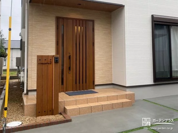 玄関ドアとデザインを合わせた機能門柱