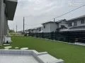 明るい緑を楽しめる人工芝の主庭