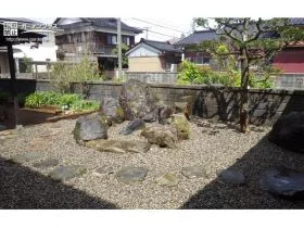 既存の大きな庭石を再利用し和の趣ある枯山水風のお庭に[施工後]