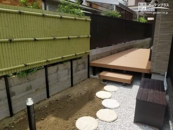 竹垣パネルを設置した主庭