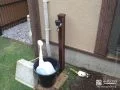 陶器製のひねりをつけた立水栓