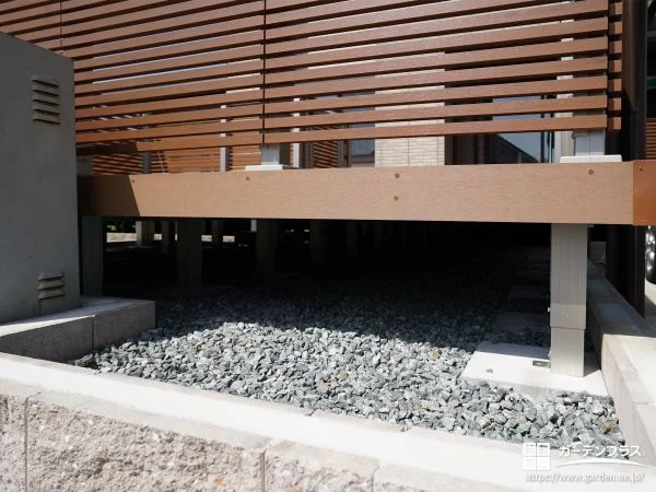 雑草対策を施したデッキ下