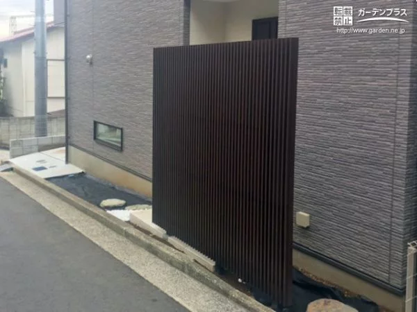 No.16600 スタイリッシュな縦格子フェンスが玄関まわりを守る新築外構[施工後]